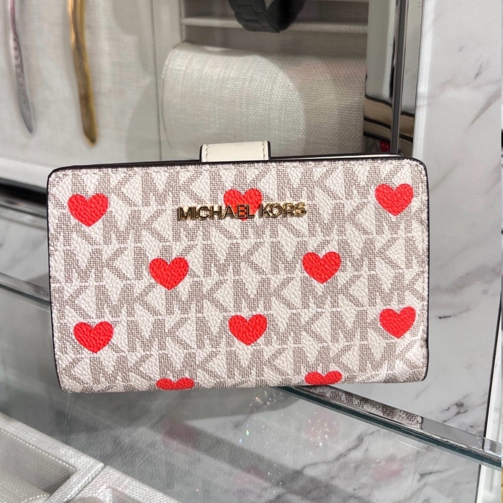 MICHAEL KORS Jet Set Medium Printed Signature Logo Bi-Fold Wallet heart  NWT